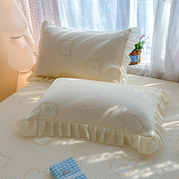 91家纺网 家纺一手货源 找家纺 冬然家纺 2026新款【快乐熊 云朵纹系列】冰豆豆凉席床裙款 快乐熊-白