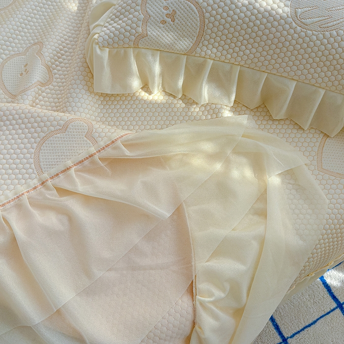 91家纺网 家纺一手货源 找家纺 冬然家纺 2026新款【快乐熊 云朵纹系列】冰豆豆凉席床裙款 快乐熊-白