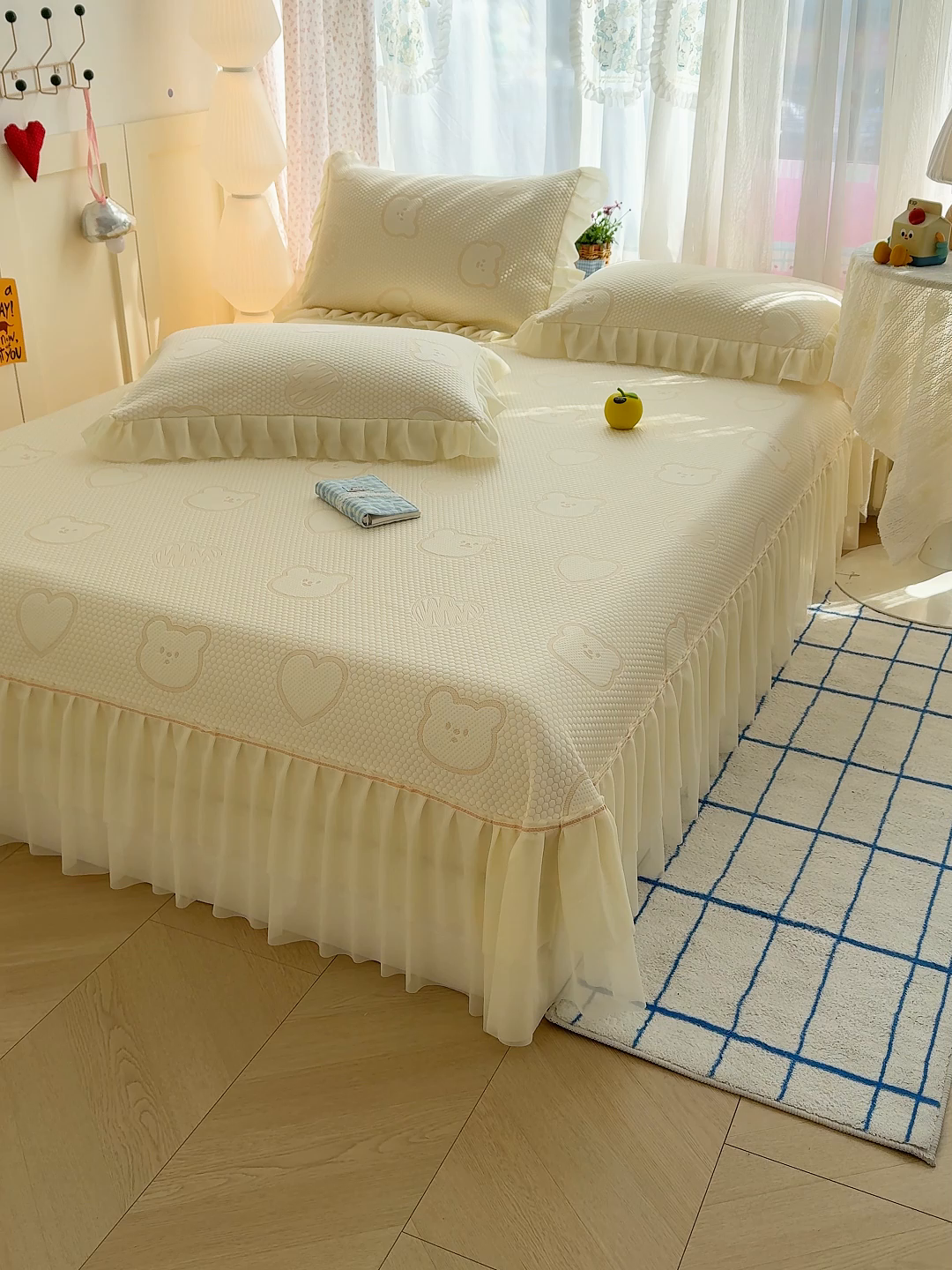 91家纺网 家纺一手货源 找家纺 冬然家纺 2026新款【快乐熊 云朵纹系列】冰豆豆凉席床裙款 快乐熊-白