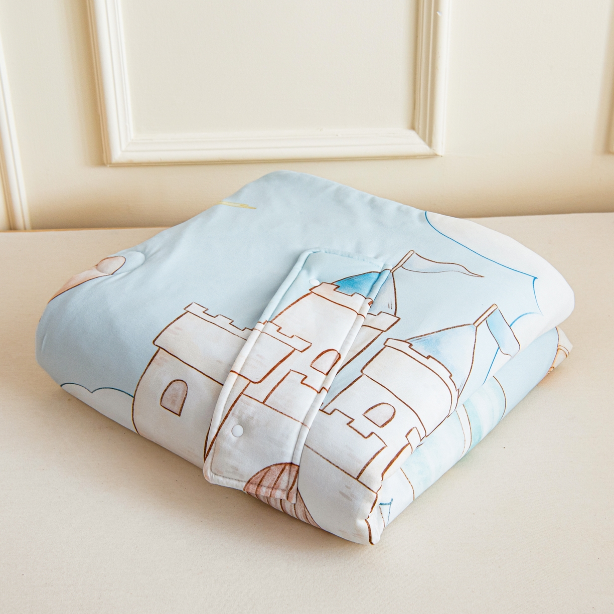 91家纺网 家纺一手货源 找家纺 吉咪兔家纺 2026新款桑蚕丝护肚防踢睡袋多功能盖毯宝宝夏被拥抱被儿童夏被儿童防踢被 飞行乐园