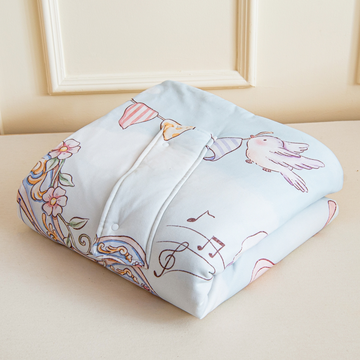 91家纺网 家纺一手货源 找家纺 吉咪兔家纺 2026新款桑蚕丝护肚防踢睡袋多功能盖毯宝宝夏被拥抱被儿童夏被儿童防踢被 森林音乐