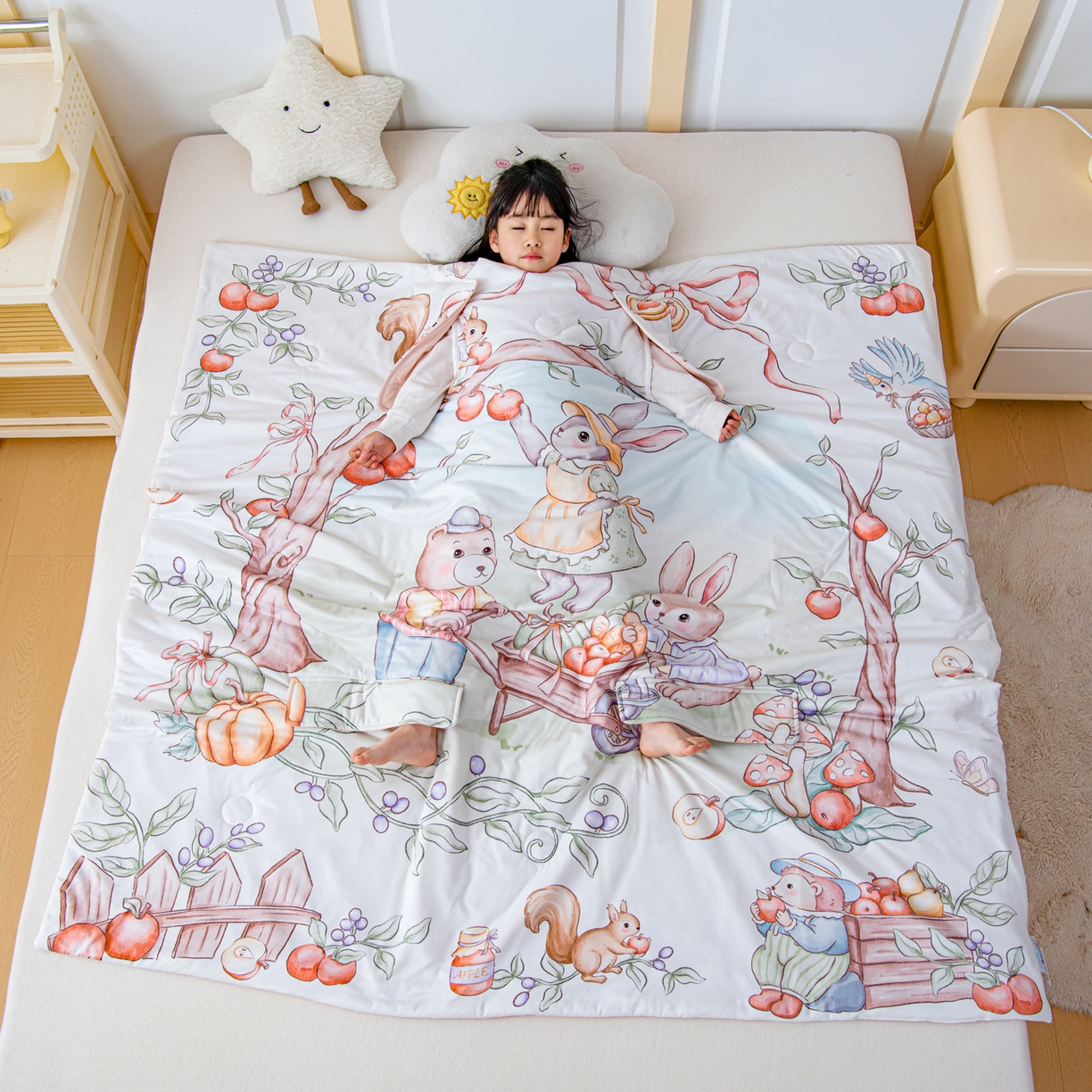 91家纺网 家纺一手货源 找家纺 吉咪兔家纺 2026新款桑蚕丝护肚防踢睡袋多功能盖毯宝宝夏被拥抱被儿童夏被儿童防踢被 丰收果园