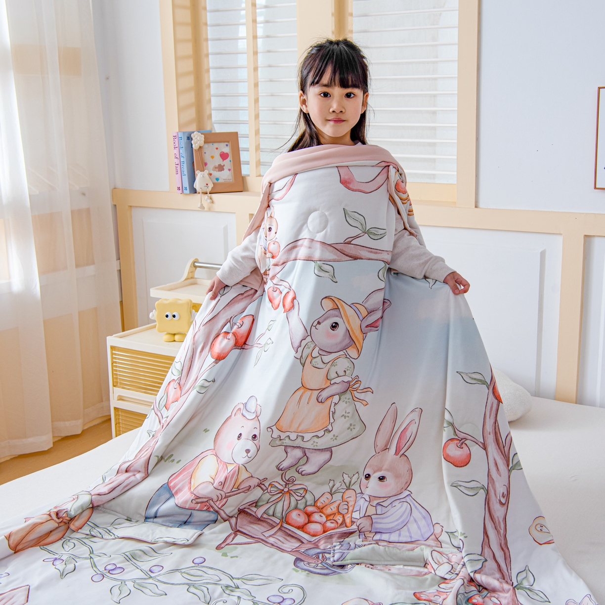 91家纺网 家纺一手货源 找家纺 吉咪兔家纺 2026新款桑蚕丝护肚防踢睡袋多功能盖毯宝宝夏被拥抱被儿童夏被儿童防踢被 丰收果园