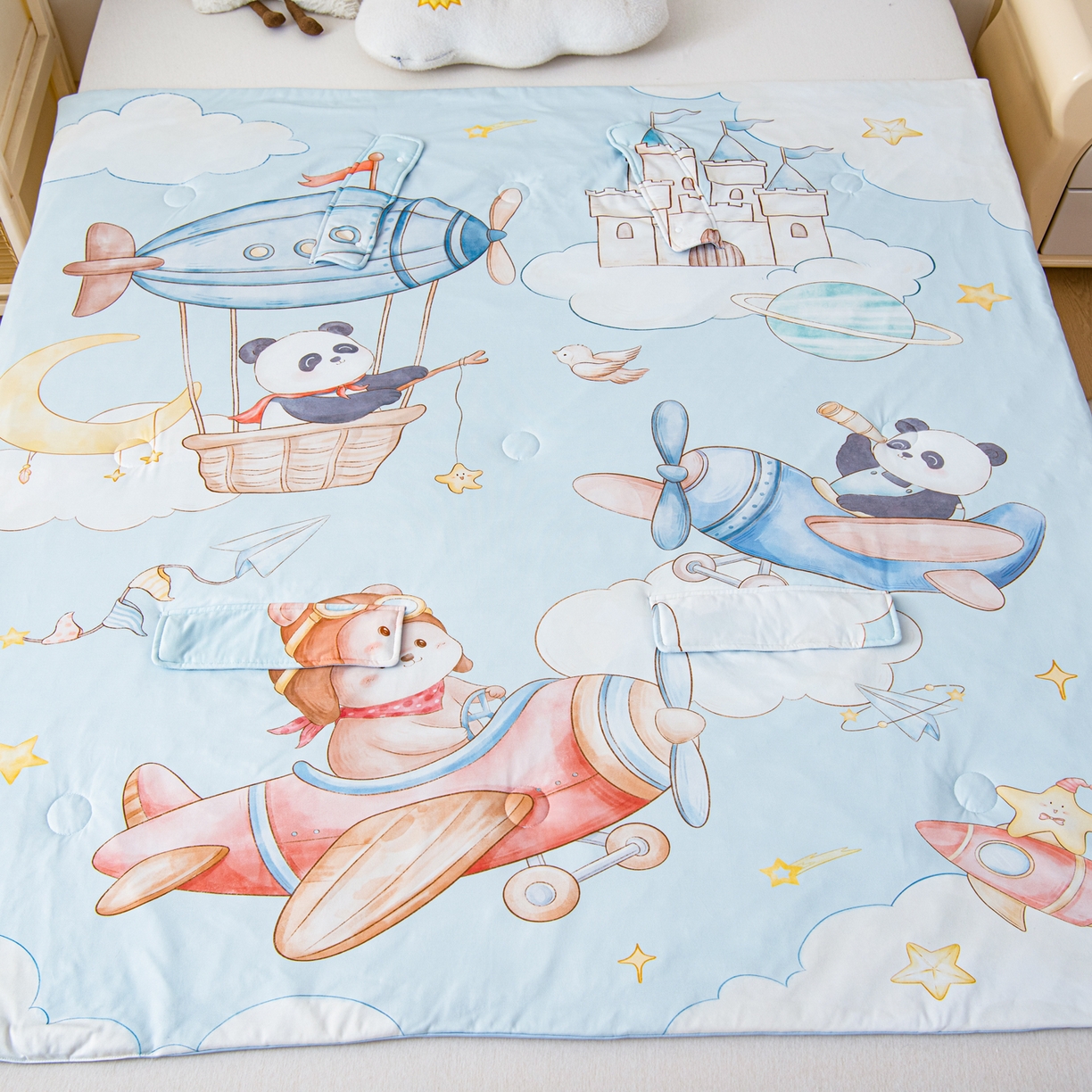 91家纺网 家纺一手货源 找家纺 吉咪兔家纺 2026新款桑蚕丝护肚防踢睡袋多功能盖毯宝宝夏被拥抱被儿童夏被儿童防踢被 飞行乐园