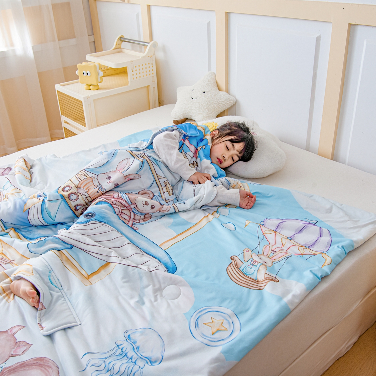 91家纺网 家纺一手货源 找家纺 吉咪兔家纺 2026新款桑蚕丝护肚防踢睡袋多功能盖毯宝宝夏被拥抱被儿童夏被儿童防踢被 鲸鱼飞船