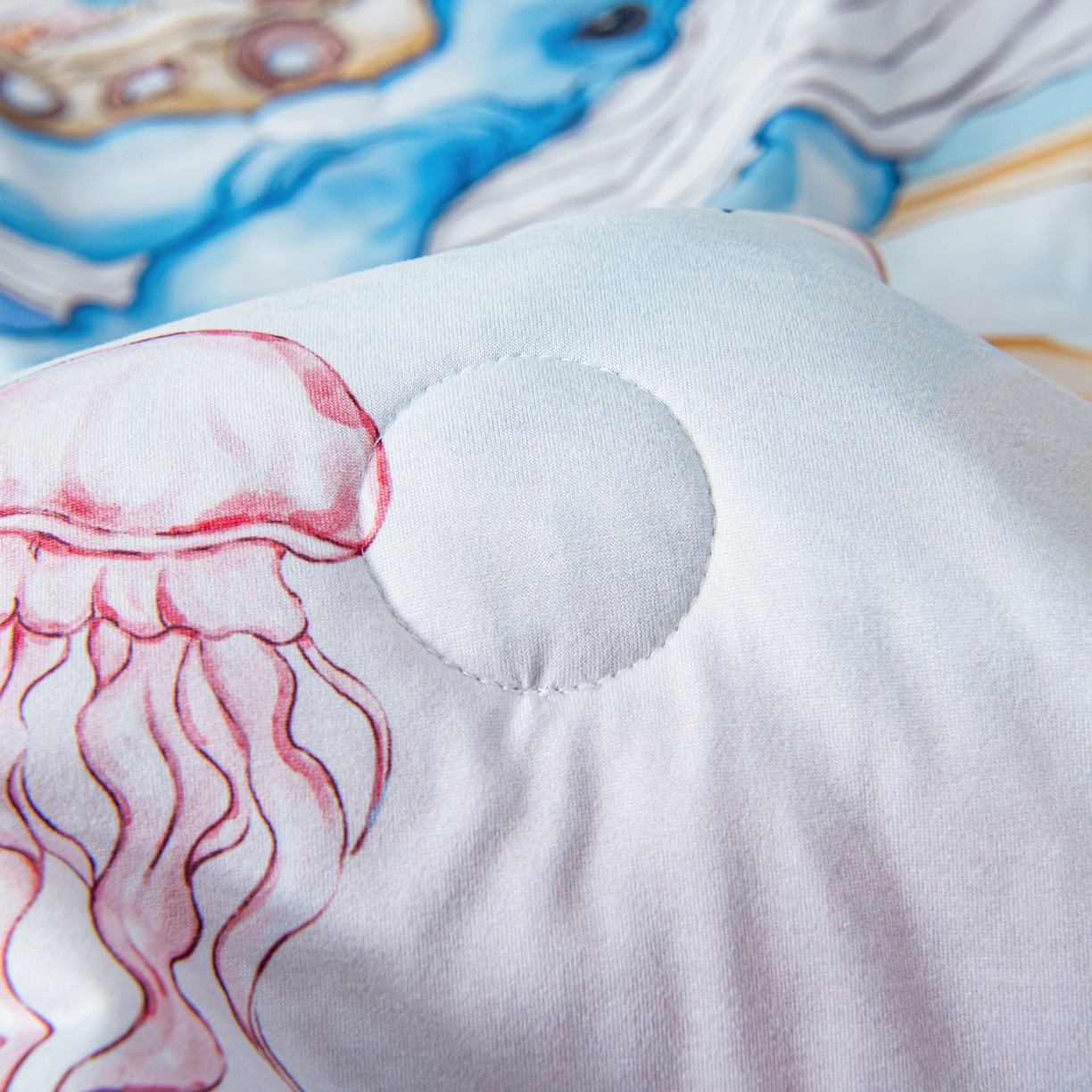 91家纺网 家纺一手货源 找家纺 吉咪兔家纺 2026新款桑蚕丝护肚防踢睡袋多功能盖毯宝宝夏被拥抱被儿童夏被儿童防踢被 鲸鱼飞船