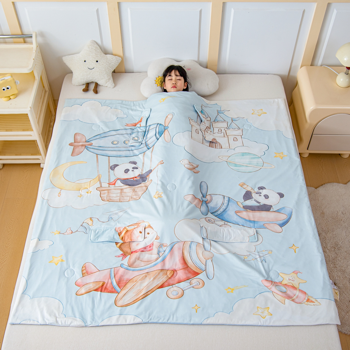 91家纺网 家纺一手货源 找家纺 吉咪兔家纺 2026新款桑蚕丝护肚防踢睡袋多功能盖毯宝宝夏被拥抱被儿童夏被儿童防踢被 飞行乐园