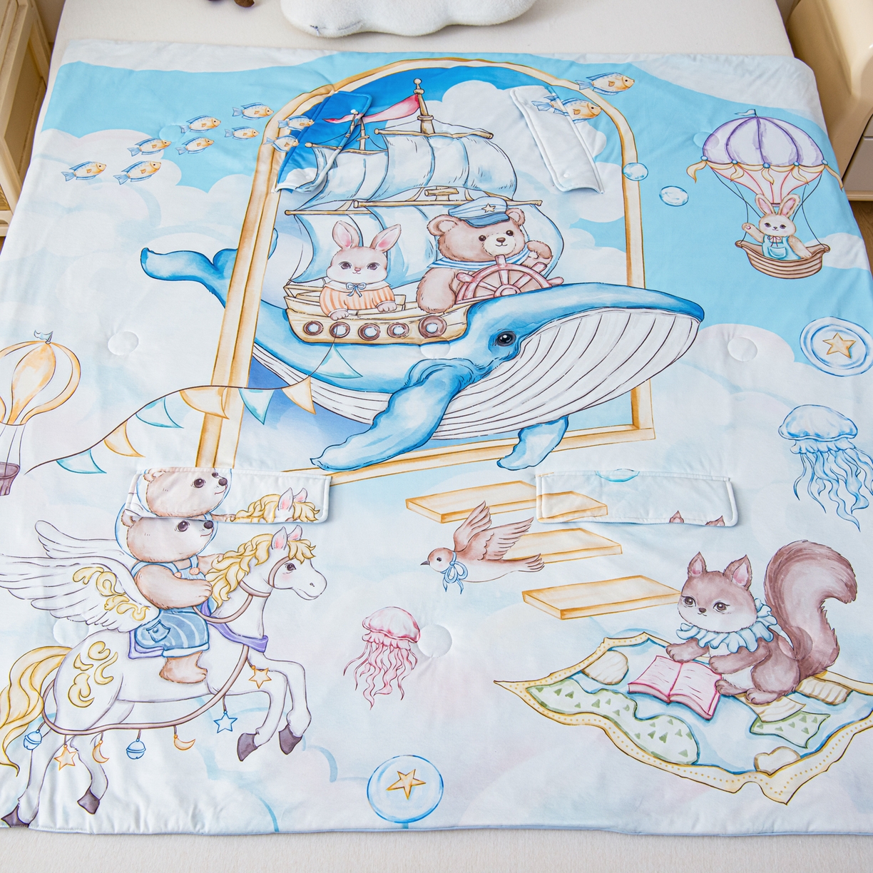 91家纺网 家纺一手货源 找家纺 吉咪兔家纺 2026新款桑蚕丝护肚防踢睡袋多功能盖毯宝宝夏被拥抱被儿童夏被儿童防踢被 鲸鱼飞船