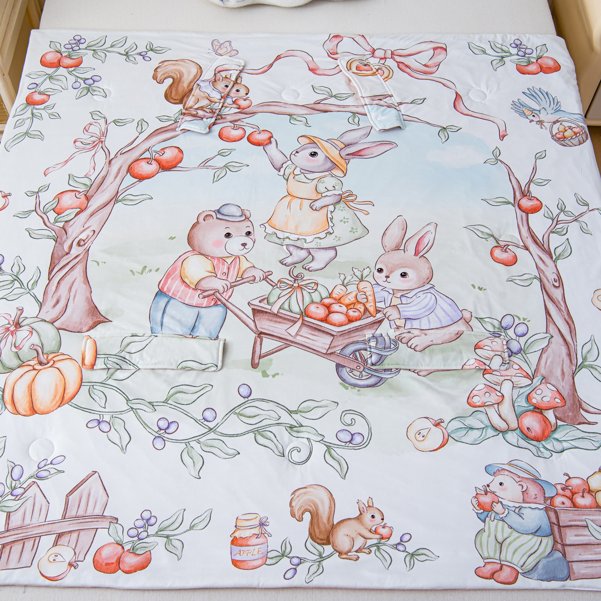 91家纺网 家纺一手货源 找家纺 吉咪兔家纺 2026新款桑蚕丝护肚防踢睡袋多功能盖毯宝宝夏被拥抱被儿童夏被儿童防踢被 丰收果园