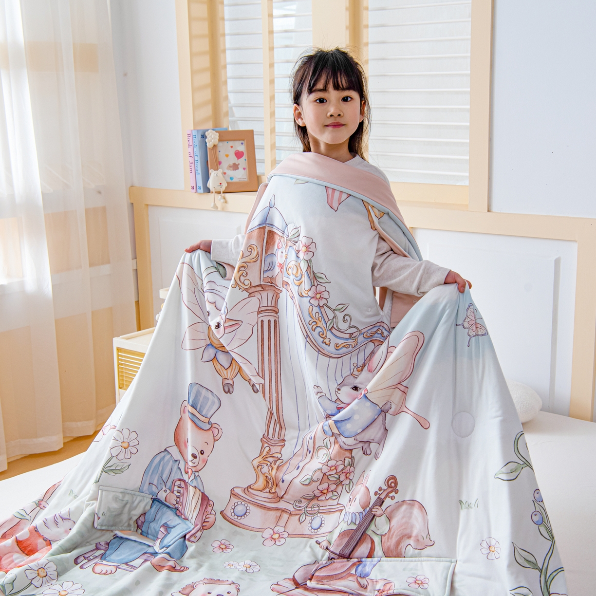 91家纺网 家纺一手货源 找家纺 吉咪兔家纺 2026新款桑蚕丝护肚防踢睡袋多功能盖毯宝宝夏被拥抱被儿童夏被儿童防踢被 森林音乐