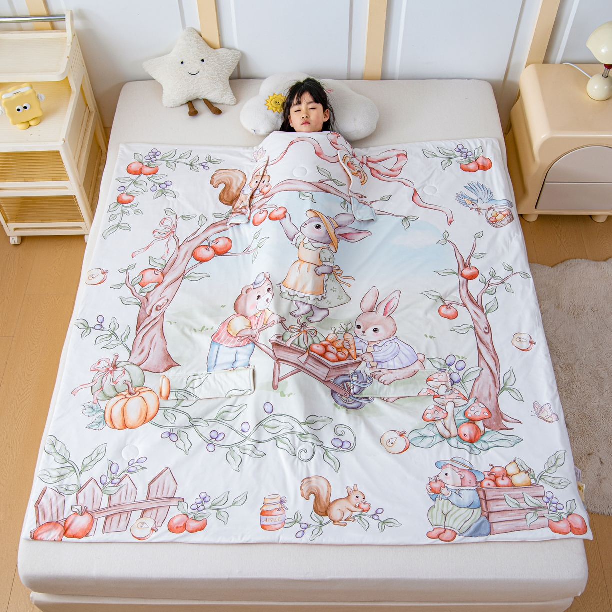 91家纺网 家纺一手货源 找家纺 吉咪兔家纺 2026新款桑蚕丝护肚防踢睡袋多功能盖毯宝宝夏被拥抱被儿童夏被儿童防踢被 丰收果园