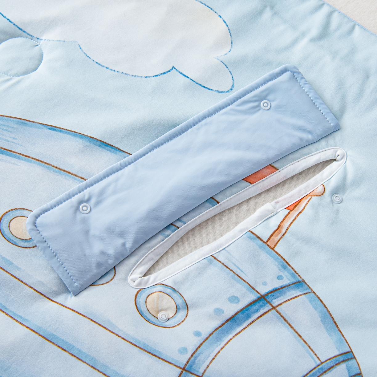 91家纺网 家纺一手货源 找家纺 吉咪兔家纺 2026新款桑蚕丝护肚防踢睡袋多功能盖毯宝宝夏被拥抱被儿童夏被儿童防踢被 飞行乐园