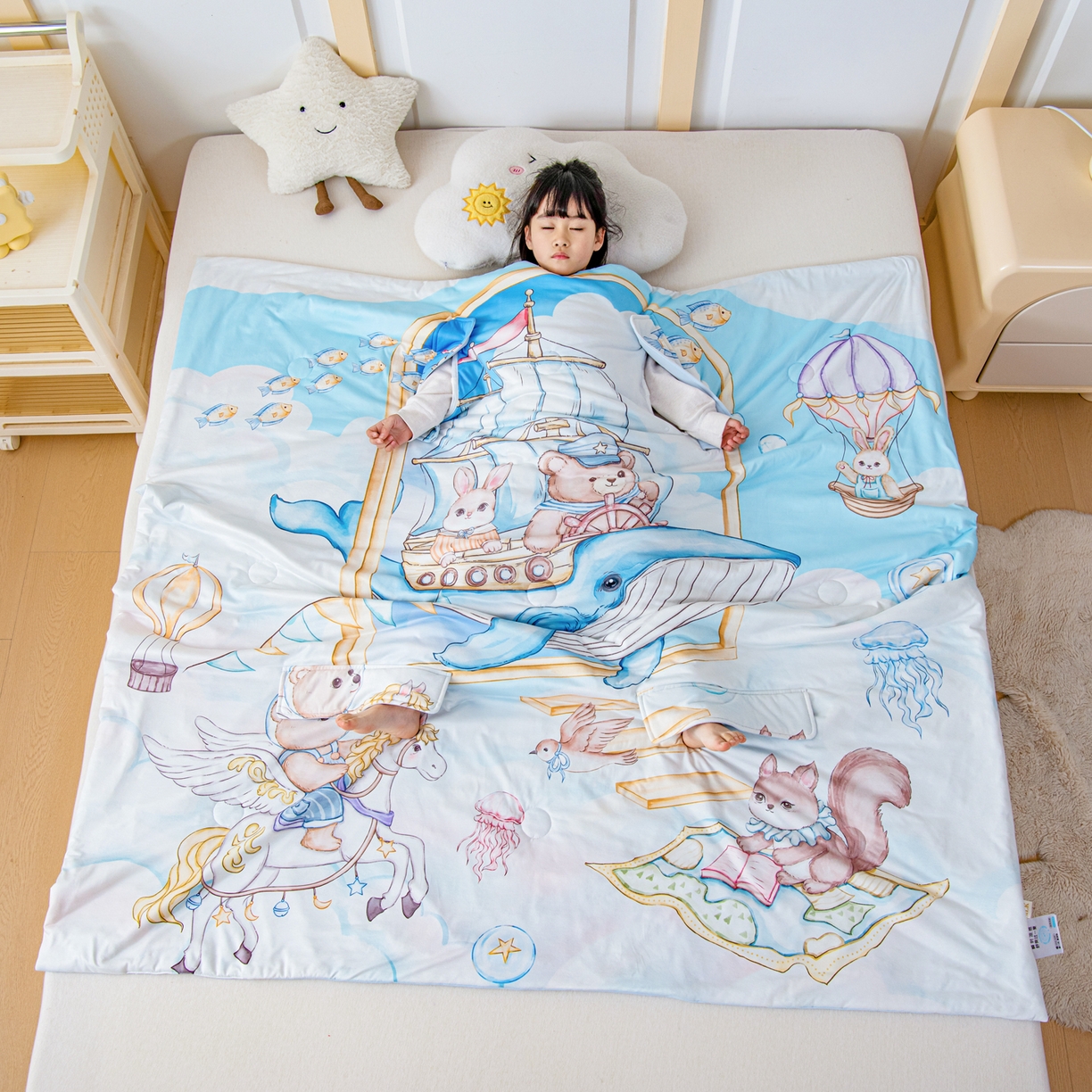 91家纺网 家纺一手货源 找家纺 吉咪兔家纺 2026新款桑蚕丝护肚防踢睡袋多功能盖毯宝宝夏被拥抱被儿童夏被儿童防踢被 鲸鱼飞船