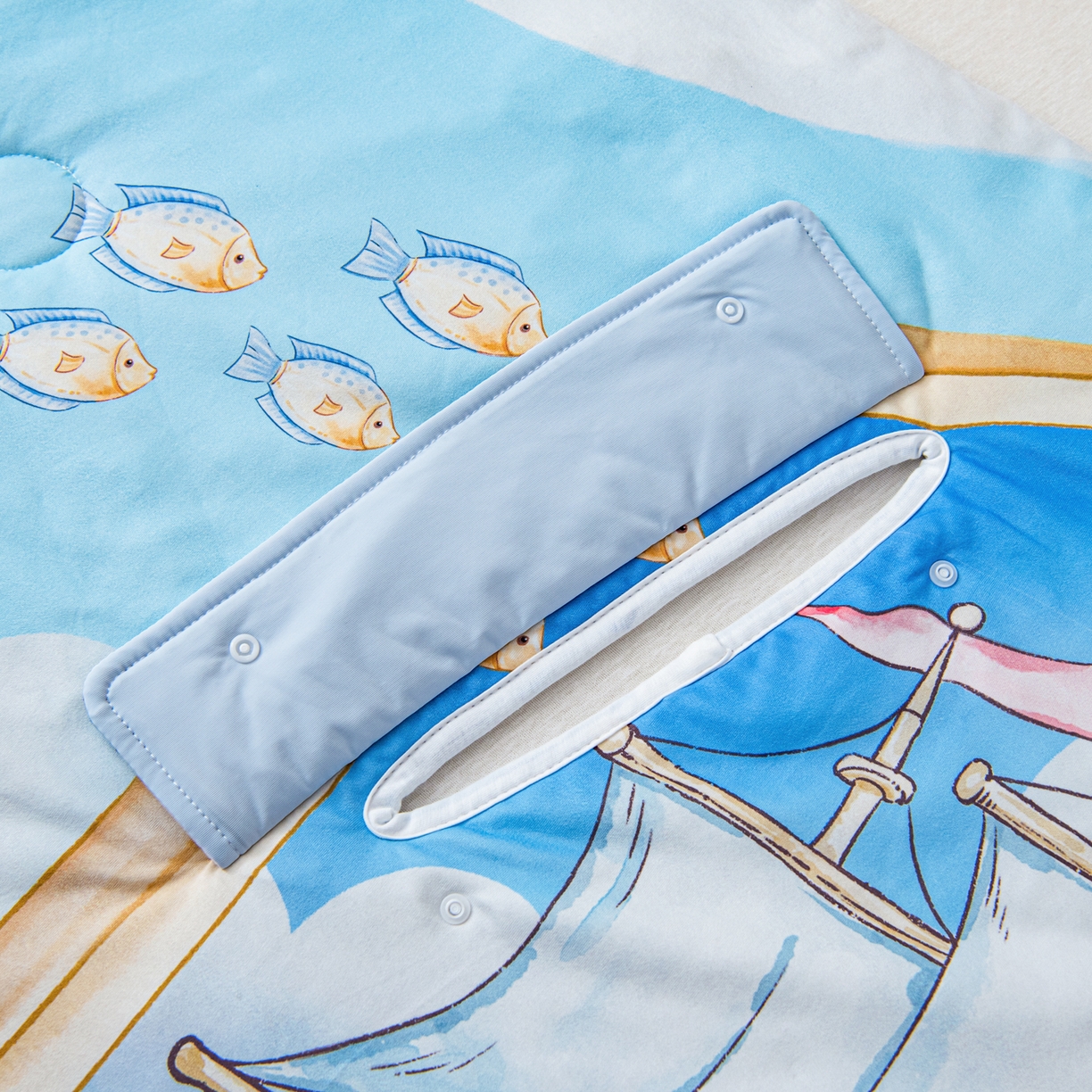 91家纺网 家纺一手货源 找家纺 吉咪兔家纺 2026新款桑蚕丝护肚防踢睡袋多功能盖毯宝宝夏被拥抱被儿童夏被儿童防踢被 鲸鱼飞船