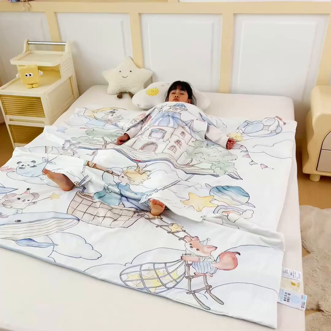 91家纺网 家纺一手货源 找家纺 吉咪兔家纺 2026新款桑蚕丝护肚防踢睡袋多功能盖毯宝宝夏被拥抱被儿童夏被儿童防踢被 小王子