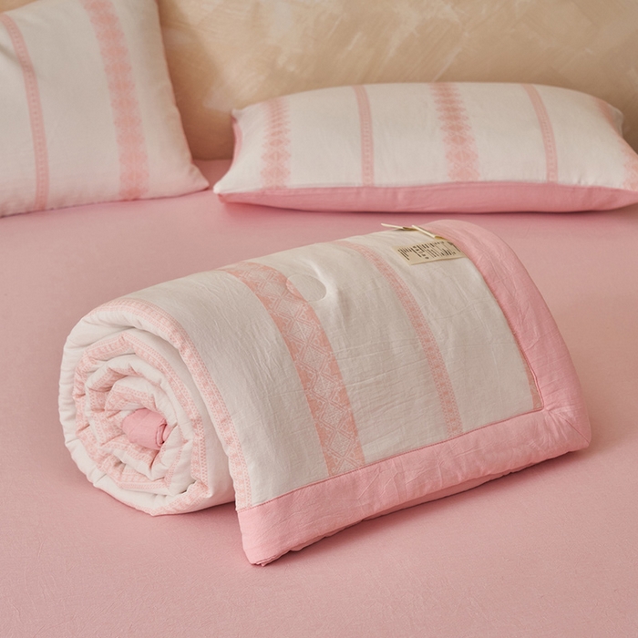 91家纺网 家纺一手货源 找家纺 简如 2026新款里外全棉色织提花新疆棉花夏凉被四件套详-简条系列 简条-粉