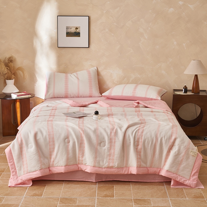 91家纺网 家纺一手货源 找家纺 简如 2026新款里外全棉色织提花新疆棉花夏凉被四件套详-简条系列 简条-粉