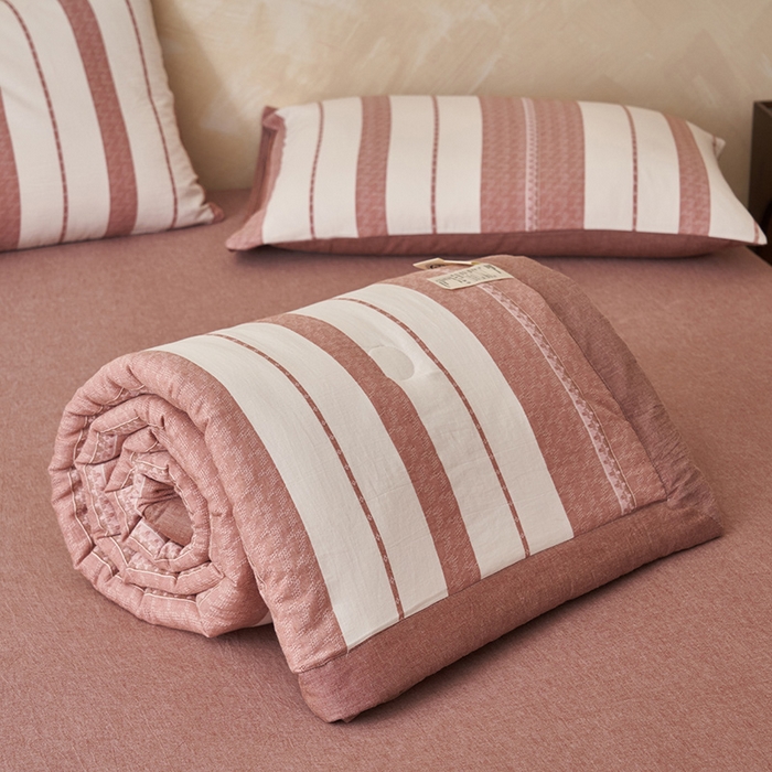 91家纺网 家纺一手货源 找家纺 简如 2026新款里外全棉色织提花新疆棉花夏凉被四件套详-简条系列 千鸟格-酒红