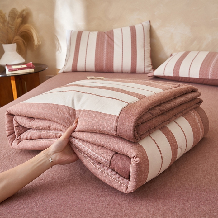 91家纺网 家纺一手货源 找家纺 简如 2026新款里外全棉色织提花新疆棉花夏凉被四件套详-简条系列 千鸟格-酒红