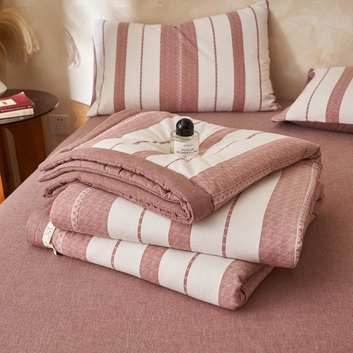 91家纺网 家纺一手货源 找家纺 简如 2026新款里外全棉色织提花新疆棉花夏凉被四件套详-简条系列 千鸟格-酒红