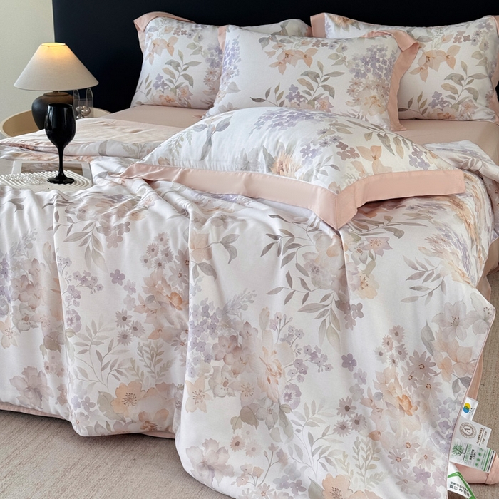 91家纺网 家纺一手货源 找家纺 梵克保罗 2026春夏新款莱赛尔天丝夏被嵌绳款数码印花单夏被夏被四件套夏凉被单枕套 雾粉花信