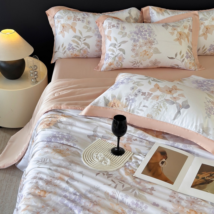 91家纺网 家纺一手货源 找家纺 梵克保罗 2026春夏新款莱赛尔天丝夏被嵌绳款数码印花单夏被夏被四件套夏凉被单枕套 雾粉花信