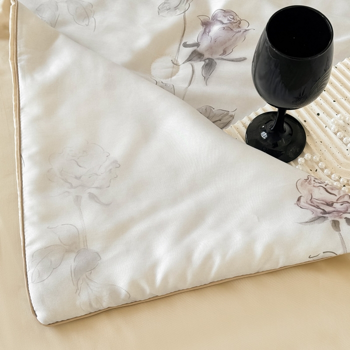 91家纺网 家纺一手货源 找家纺 梵克保罗 2026春夏新款莱赛尔天丝夏被嵌绳款数码印花单夏被夏被四件套夏凉被单枕套 玫瑰絮语