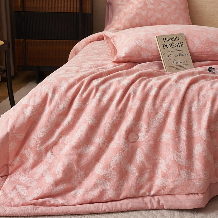 91家纺网 家纺一手货源 找家纺 简如 2026新款全棉60提花里外纯棉棉花夏凉被四件套 层林尽染-粉