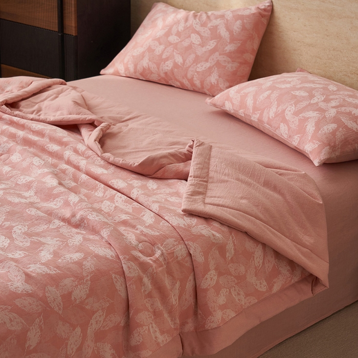 91家纺网 家纺一手货源 找家纺 简如 2026新款全棉60提花里外纯棉棉花夏凉被四件套 层林尽染-粉