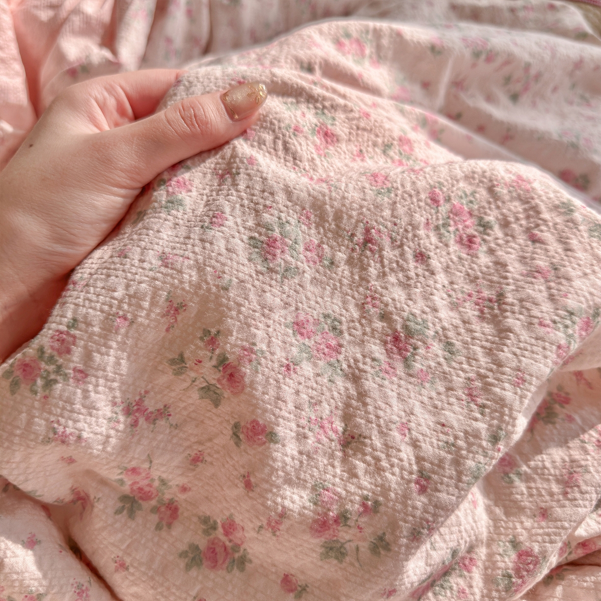 91家纺网 家纺一手货源 找家纺 铺尚美家纺 2026新款小清新110g高品质直播热卖款A类泡芙棉双层纱四件套 蔷薇絮