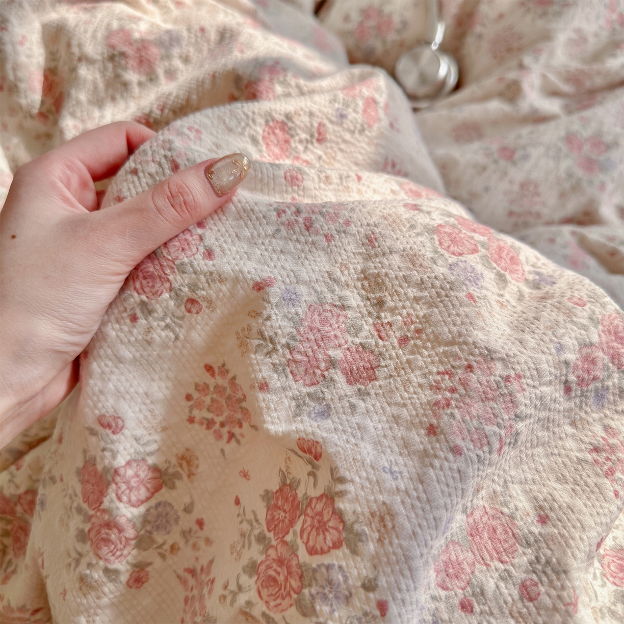 91家纺网 家纺一手货源 找家纺 铺尚美家纺 2026新款小清新110g高品质直播热卖款A类泡芙棉双层纱四件套 春日限定