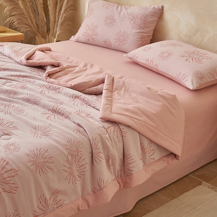 91家纺网 家纺一手货源 找家纺 简如 2026新款全棉60提花里外纯棉棉花夏凉被四件套 烟花-粉