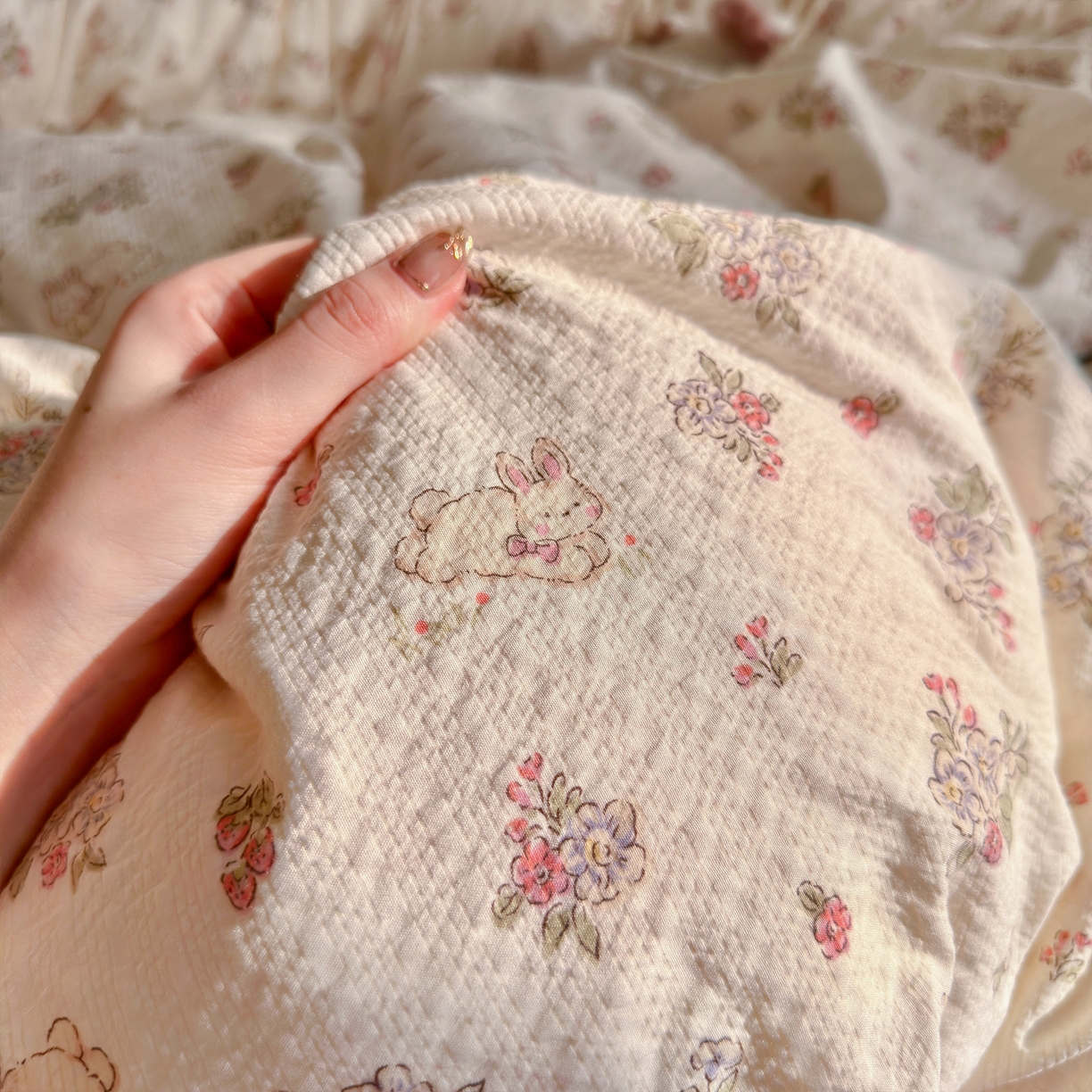 91家纺网 家纺一手货源 找家纺 铺尚美家纺 2026新款小清新110g高品质直播热卖款A类泡芙棉双层纱四件套 花与兔