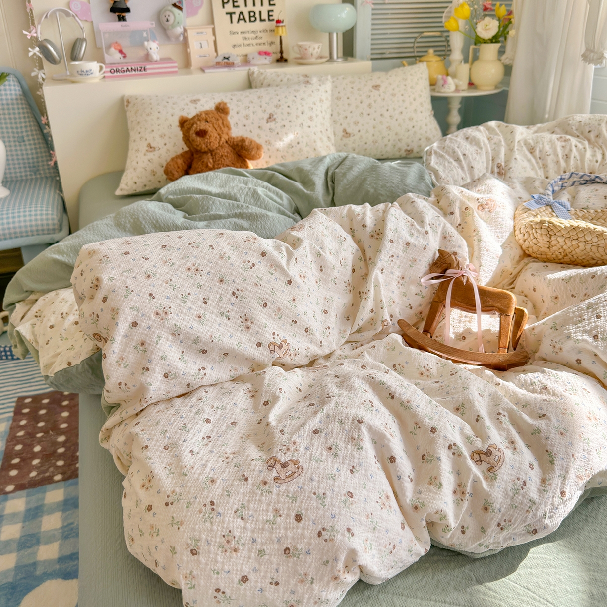 91家纺网 家纺一手货源 找家纺 铺尚美家纺 2026新款小清新110g高品质直播热卖款A类泡芙棉双层纱四件套 欢快的小马驹