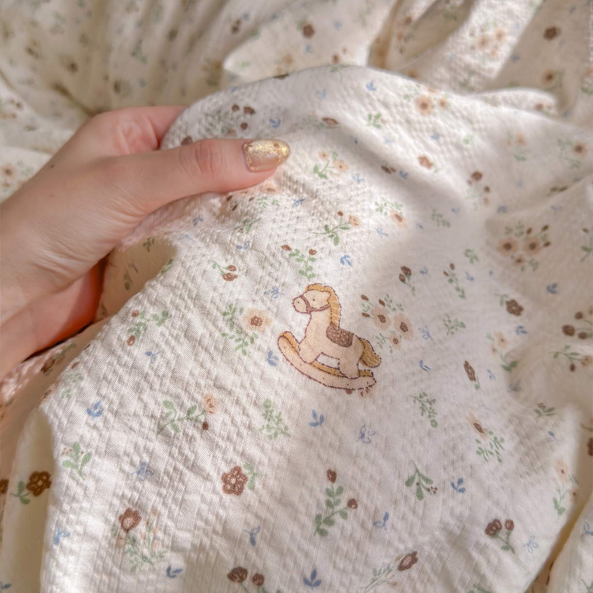 91家纺网 家纺一手货源 找家纺 铺尚美家纺 2026新款小清新110g高品质直播热卖款A类泡芙棉双层纱四件套 欢快的小马驹