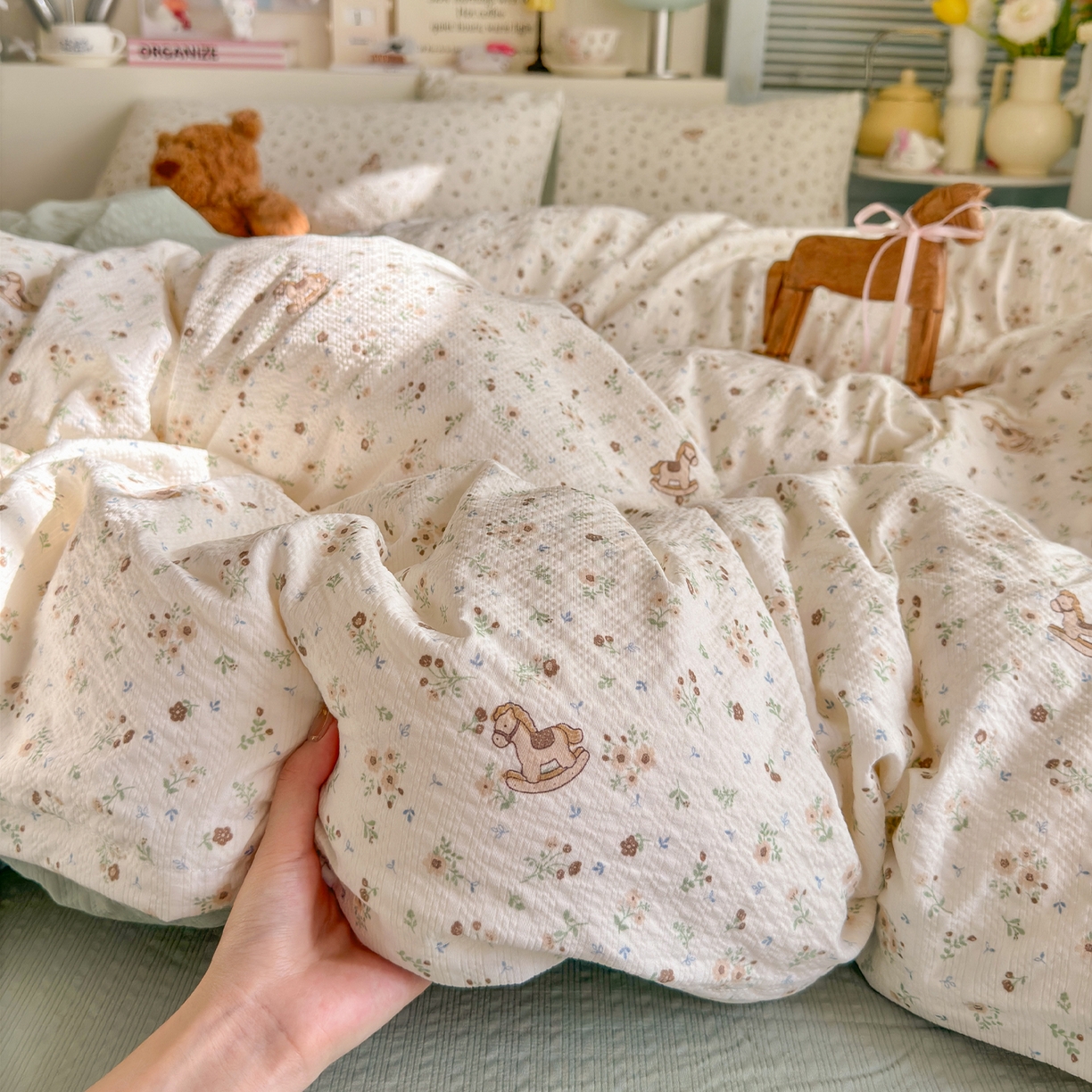 91家纺网 家纺一手货源 找家纺 铺尚美家纺 2026新款小清新110g高品质直播热卖款A类泡芙棉双层纱四件套 欢快的小马驹