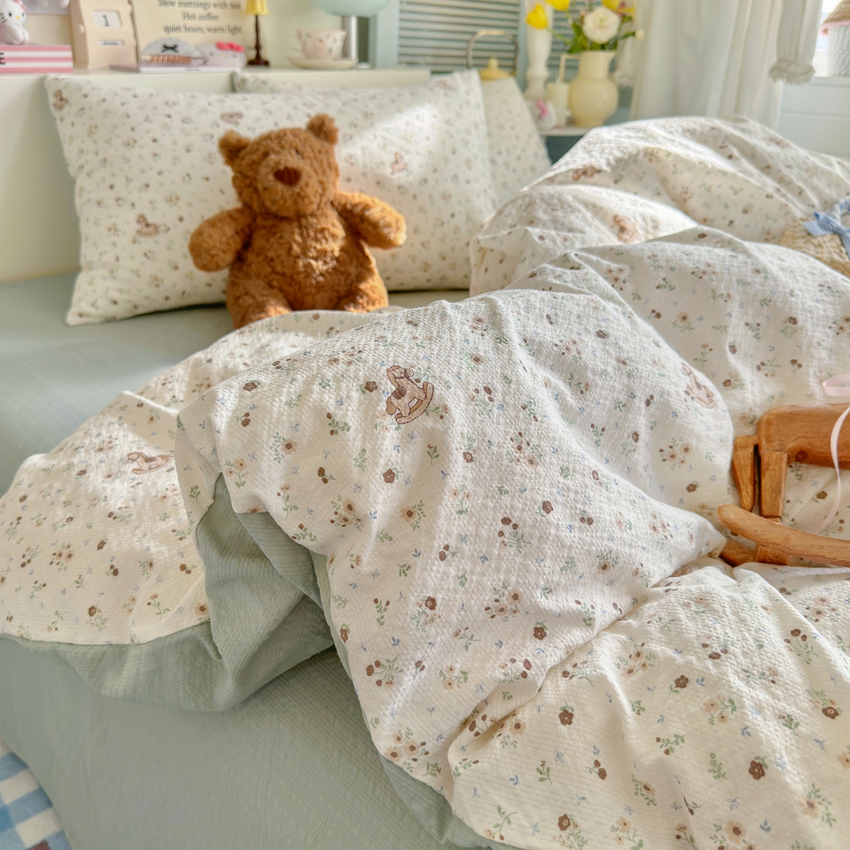 91家纺网 家纺一手货源 找家纺 铺尚美家纺 2026新款小清新110g高品质直播热卖款A类泡芙棉双层纱四件套 欢快的小马驹