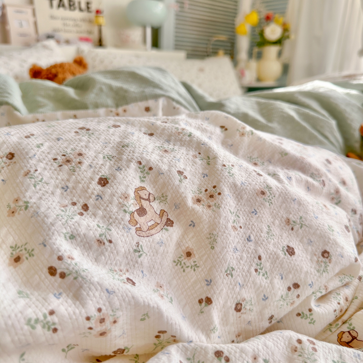 91家纺网 家纺一手货源 找家纺 铺尚美家纺 2026新款小清新110g高品质直播热卖款A类泡芙棉双层纱四件套 欢快的小马驹