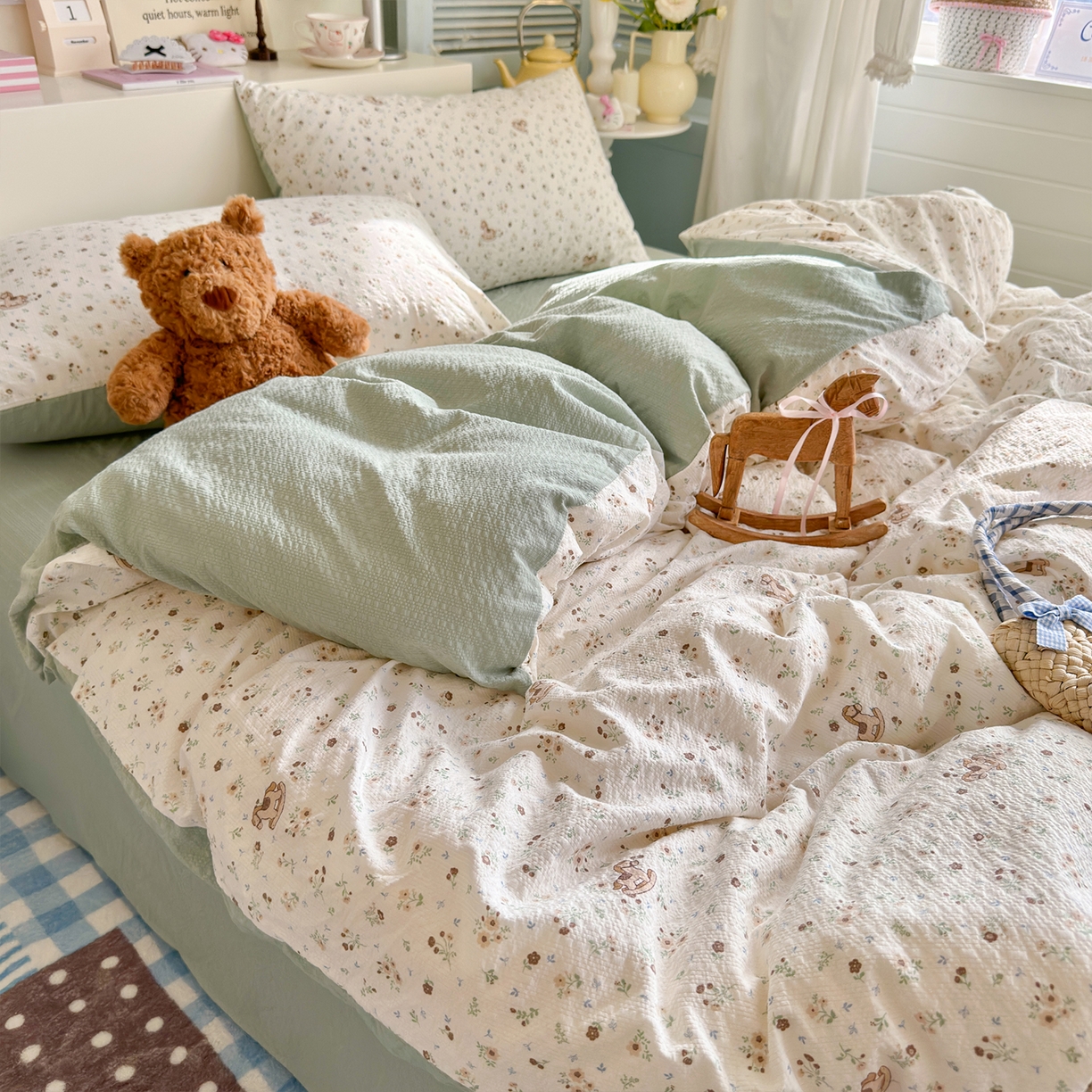 91家纺网 家纺一手货源 找家纺 铺尚美家纺 2026新款小清新110g高品质直播热卖款A类泡芙棉双层纱四件套 欢快的小马驹