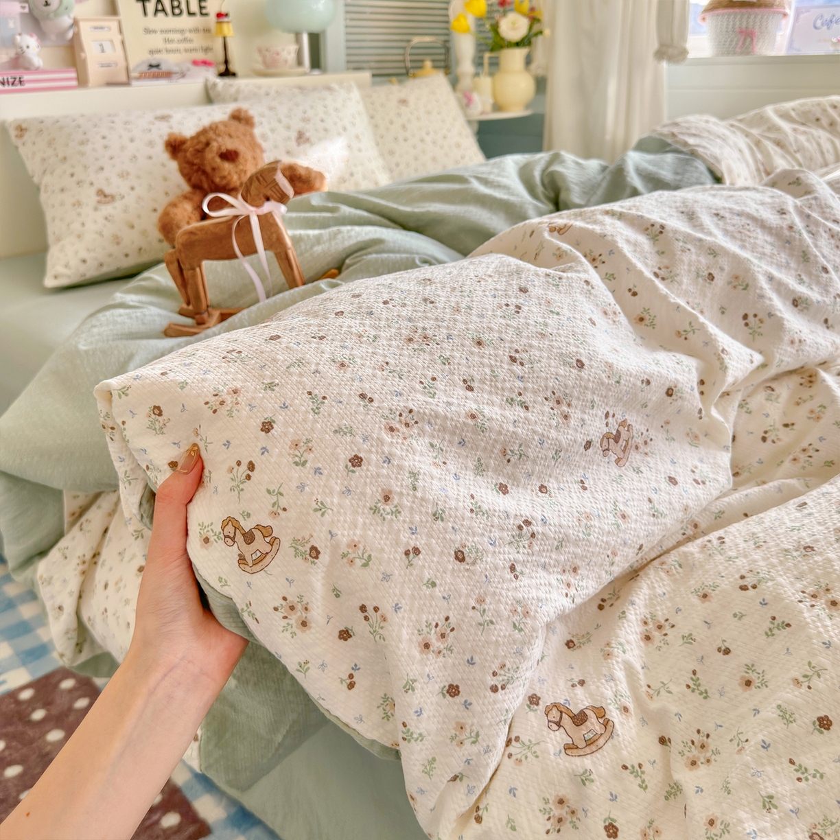 91家纺网 家纺一手货源 找家纺 铺尚美家纺 2026新款小清新110g高品质直播热卖款A类泡芙棉双层纱四件套 欢快的小马驹