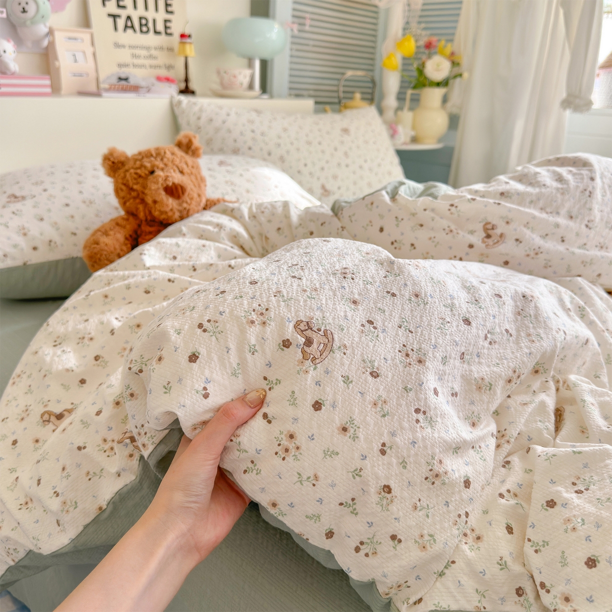 91家纺网 家纺一手货源 找家纺 铺尚美家纺 2026新款小清新110g高品质直播热卖款A类泡芙棉双层纱四件套 欢快的小马驹