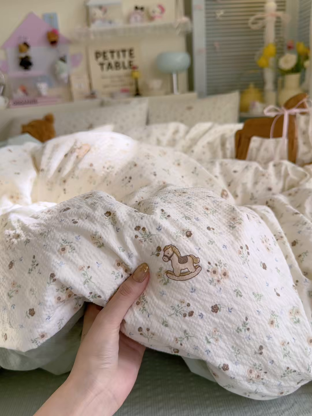 91家纺网 家纺一手货源 找家纺 铺尚美家纺 2026新款小清新110g高品质直播热卖款A类泡芙棉双层纱四件套 欢快的小马驹