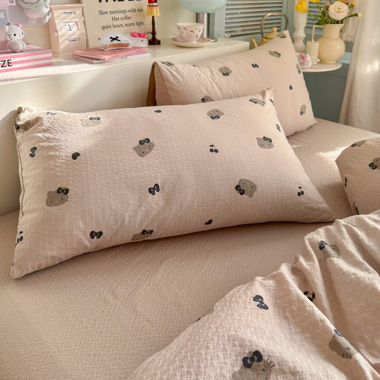 91家纺网 家纺一手货源 找家纺 铺尚美家纺 2026新款小清新110g高品质直播热卖款A类泡芙棉双层纱四件套 咖色凯蒂