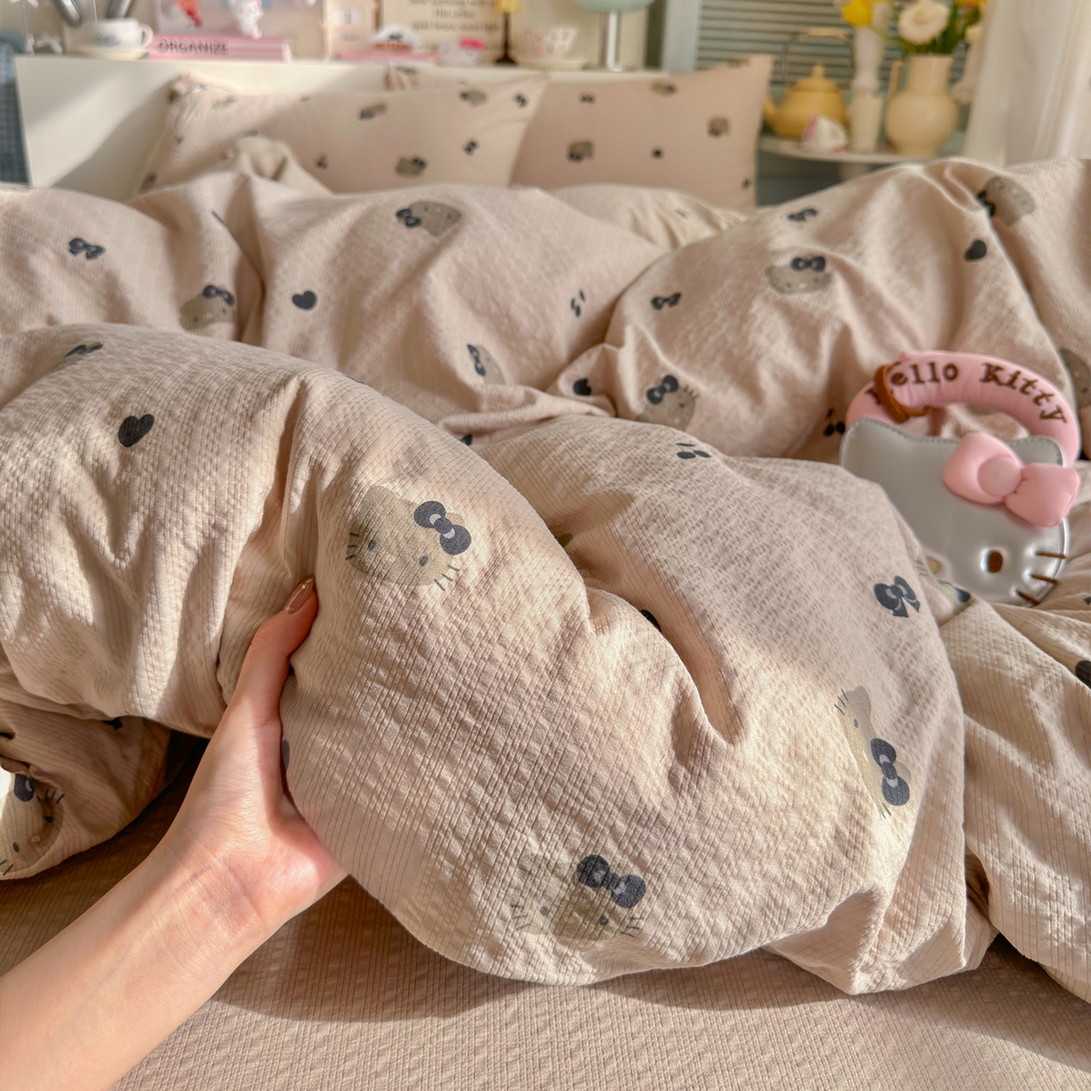 91家纺网 家纺一手货源 找家纺 铺尚美家纺 2026新款小清新110g高品质直播热卖款A类泡芙棉双层纱四件套 咖色凯蒂