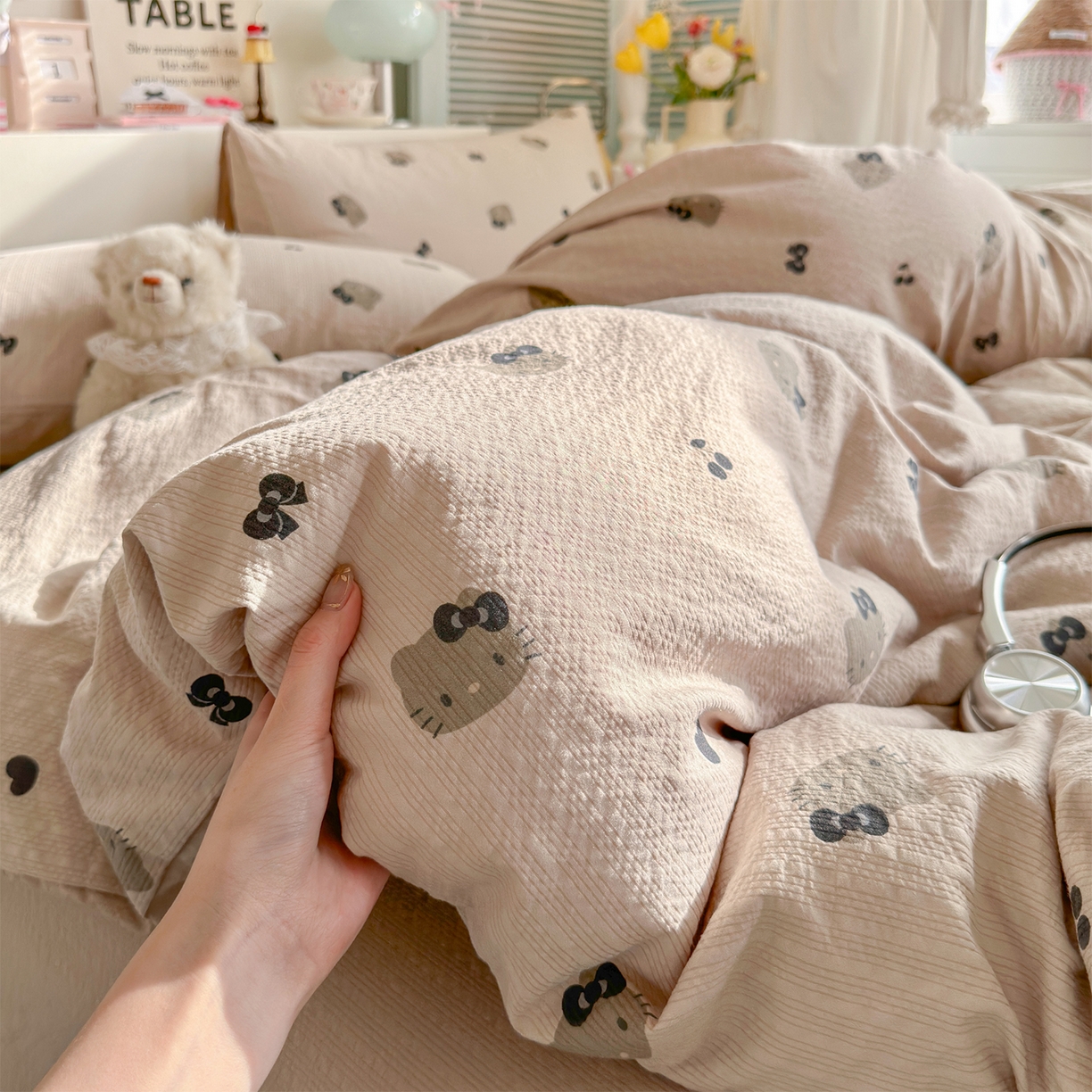 91家纺网 家纺一手货源 找家纺 铺尚美家纺 2026新款小清新110g高品质直播热卖款A类泡芙棉双层纱四件套 咖色凯蒂