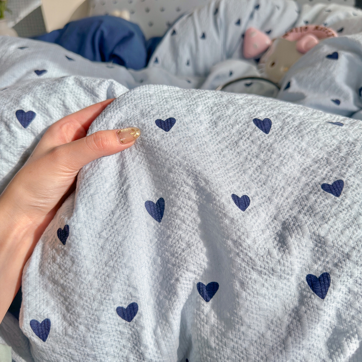 91家纺网 家纺一手货源 找家纺 铺尚美家纺 2026新款小清新110g高品质直播热卖款A类泡芙棉双层纱四件套 蓝调心心