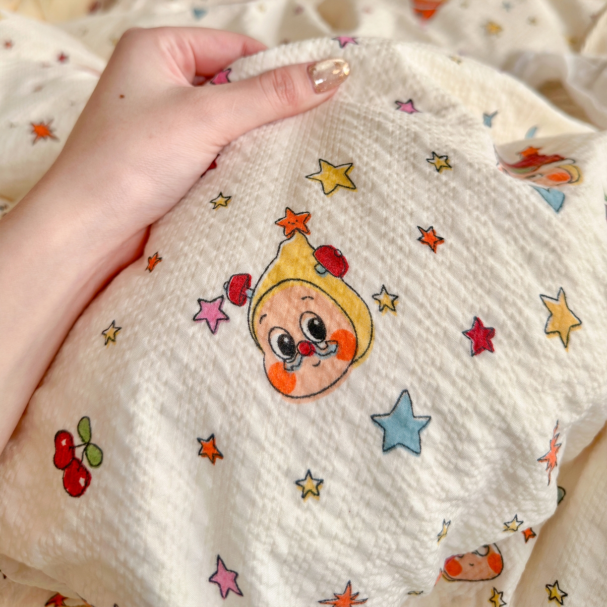 91家纺网 家纺一手货源 找家纺 铺尚美家纺 2026新款小清新110g高品质直播热卖款A类泡芙棉双层纱四件套 苹果星星人