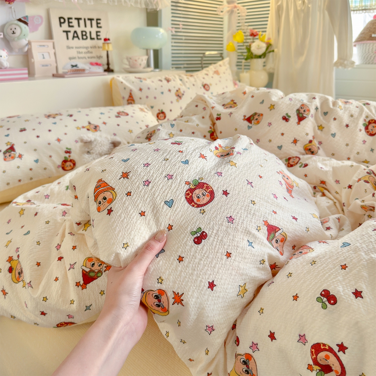 91家纺网 家纺一手货源 找家纺 铺尚美家纺 2026新款小清新110g高品质直播热卖款A类泡芙棉双层纱四件套 苹果星星人