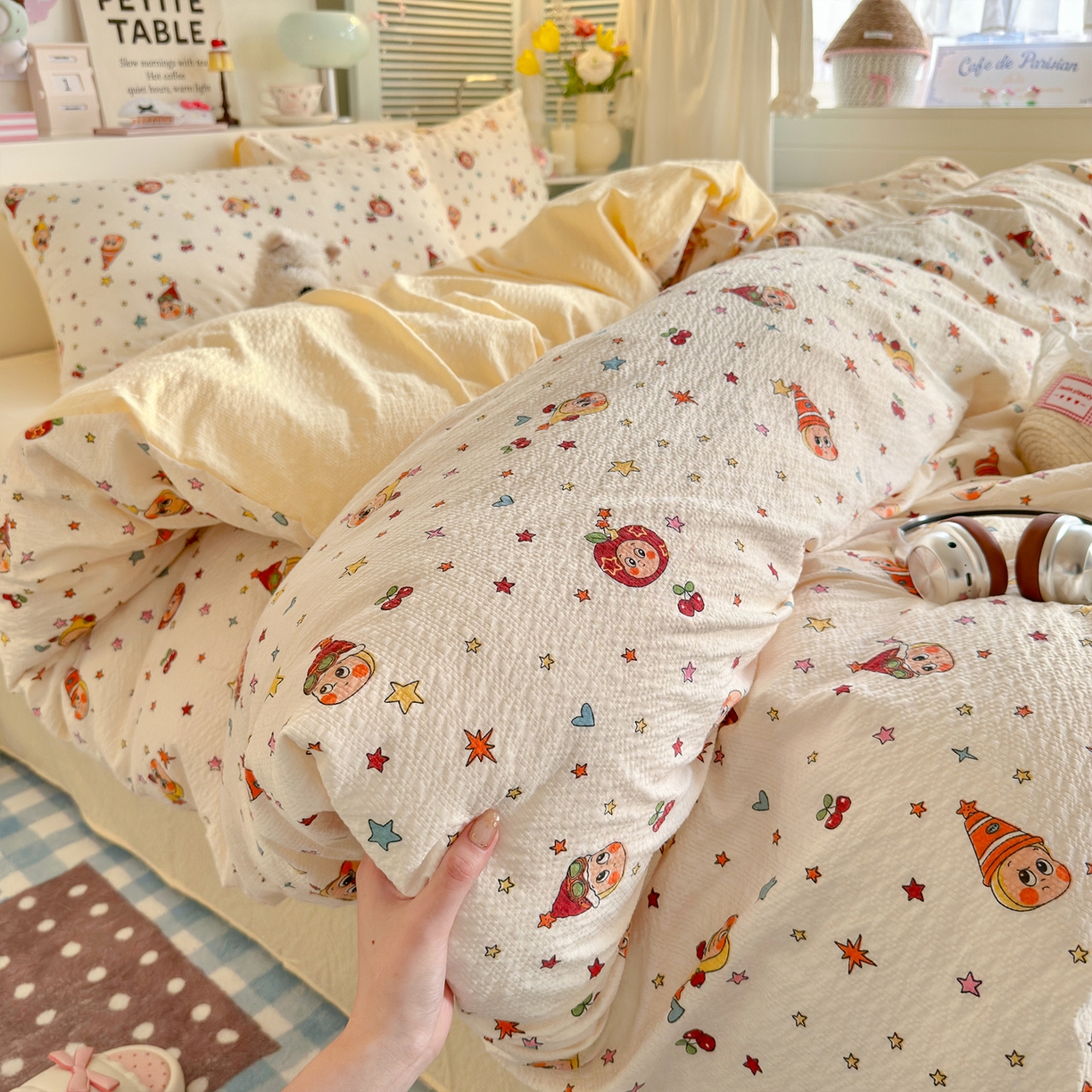 91家纺网 家纺一手货源 找家纺 铺尚美家纺 2026新款小清新110g高品质直播热卖款A类泡芙棉双层纱四件套 苹果星星人