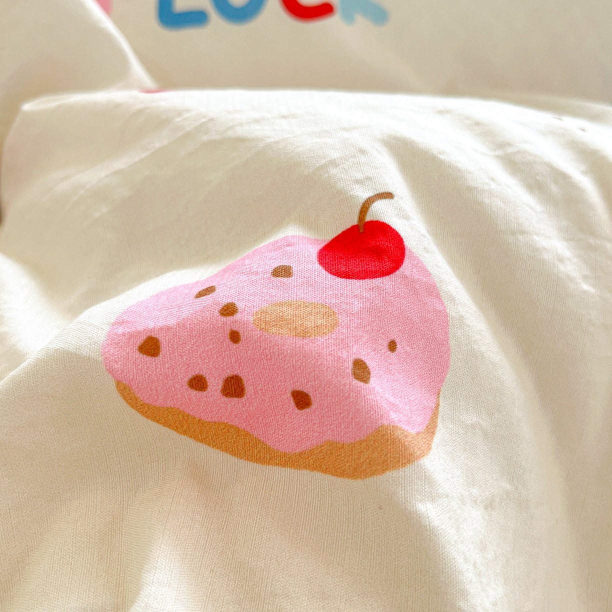 91家纺网 家纺一手货源 找家纺 川悦生活 【提供买家秀】2026新款云感双层纱木棉学生床笠套件 腊肠庄园